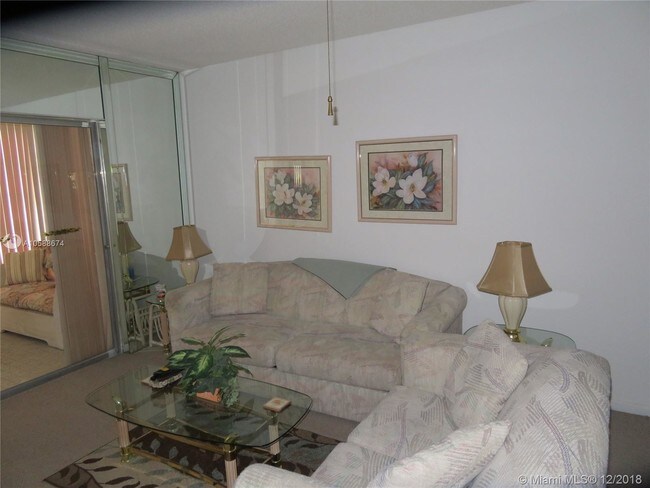 Building Photo - 1040 Country Club Dr