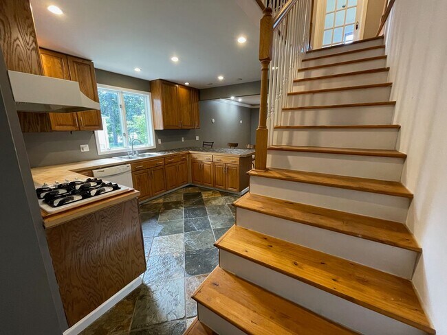 Foto del edificio - Nice Spacious 3 bd / 3 full bath and 2 half bath Home with Huge Backyard