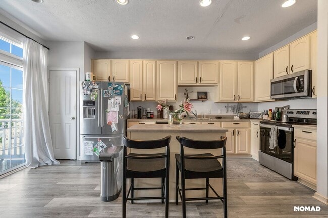 Building Photo - SPACIOUS 3 LEVEL TOWNHOUSE WITH 2 CAR  GAR...