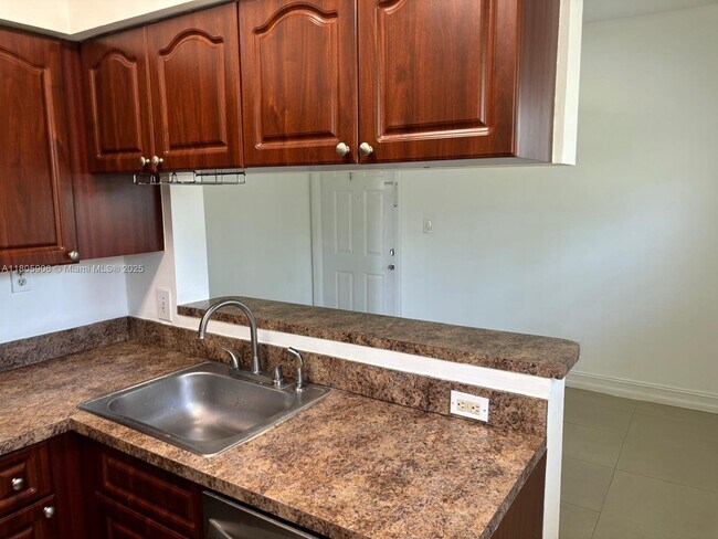 Foto del edificio - 620 Cypress Club Way