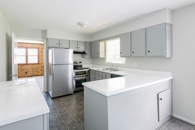 Foto del edificio - Adorable ranch home with huge fenced yard mid June!