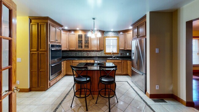 Foto del edificio - Beautiful Spacious Single-Family Home in Beaver Hills | 8-bed 3.5-bath