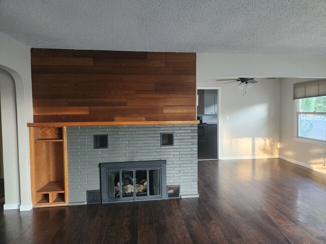 Building Photo - 26th Ave 2 br with Luxury vinyl plank, gas...