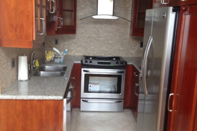 Cocina - 1154 S Barrington Ave