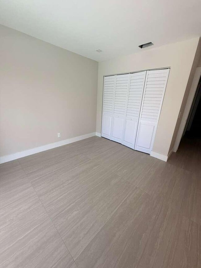 Building Photo - 5866 SE Mitzi Ln