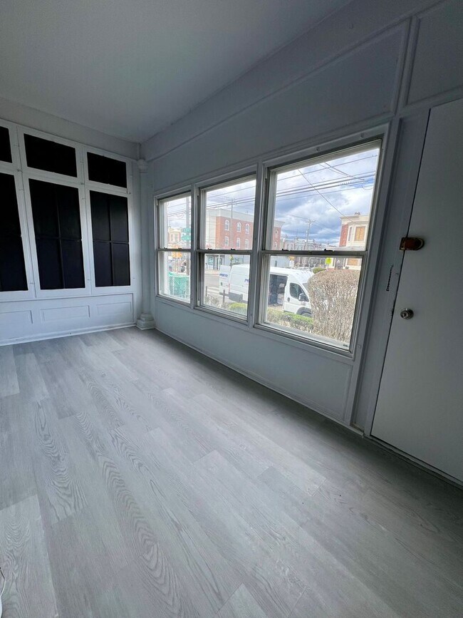 Building Photo - Newly Renovated 3-Bedroom Townhome with Fi...