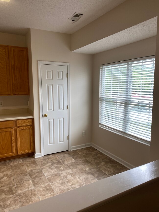 Building Photo - 102 Watertree Ln
