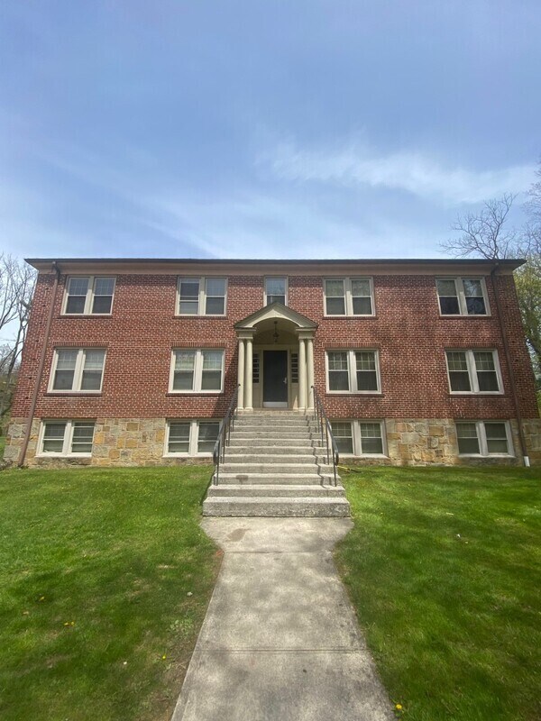 Primary Photo - 1915 Vineyard St