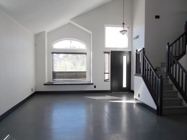 Building Photo - Spacious 4-Bed Home in Quiet Las Vegas Cul-de-Sac with Private Backyard