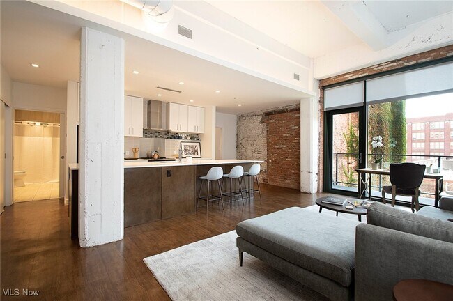 Foto del edificio - 725 Johnson Ct