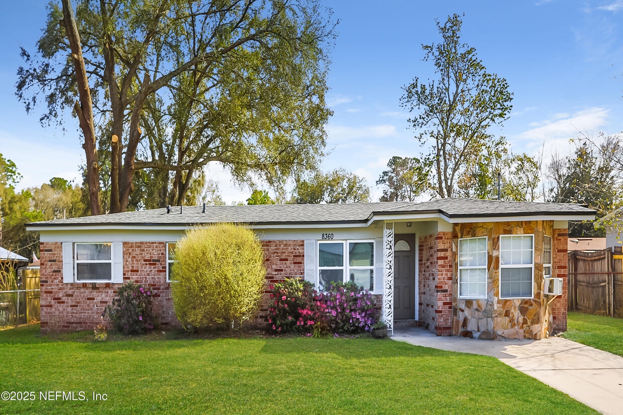 Foto principal - 8360 Red Holly Ln