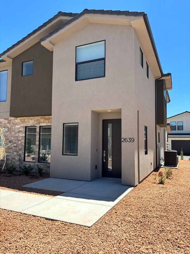 Foto del edificio - WOODLAND ESTATES:  Townhome - Excellent Lo...