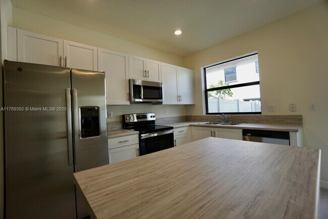 Foto del edificio - 3432 W 113th St