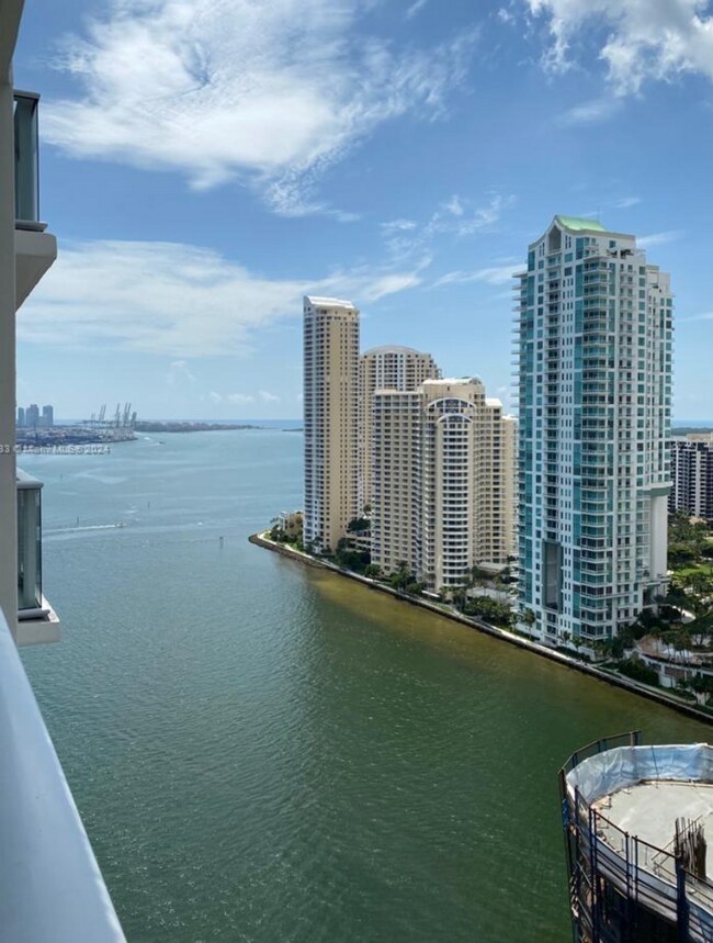 Building Photo - 2 bedroom + 2 bath corner unit || MET1