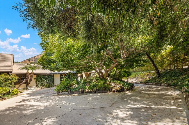 Building Photo - 2 Buckskin Ct