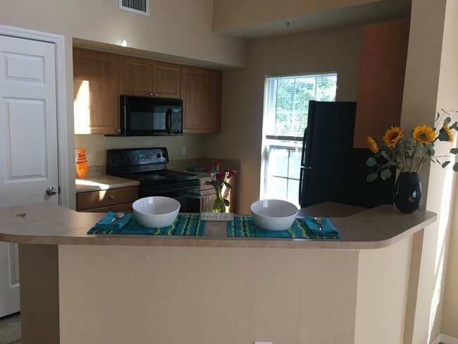 Fully equipped kitchen with pantry - 5520 Rosehill Rd