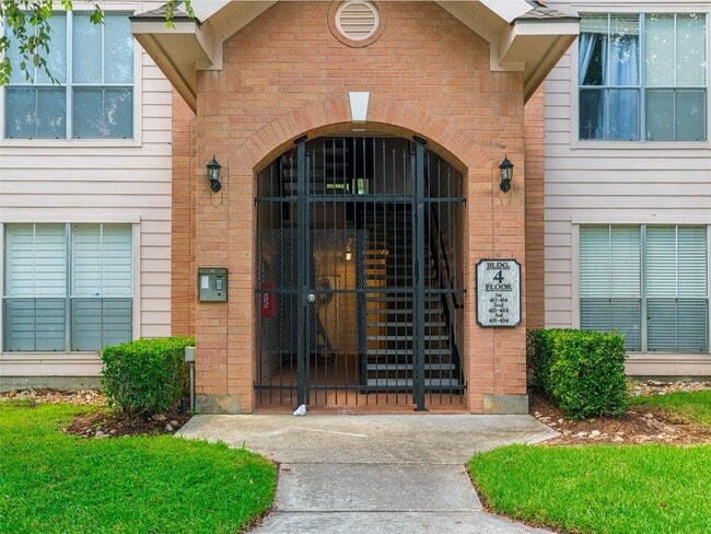 Building Photo - 8051 Bay Branch Dr