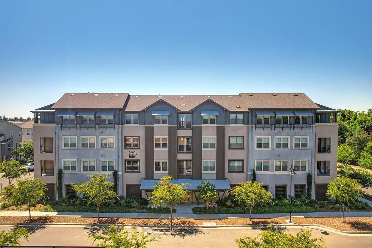 Primary Photo - Premier 2/2 Condo in The Cannery- $500 OFF...