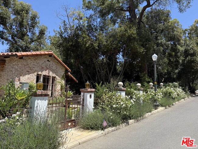 Foto del edificio - 3475 N Knoll Dr