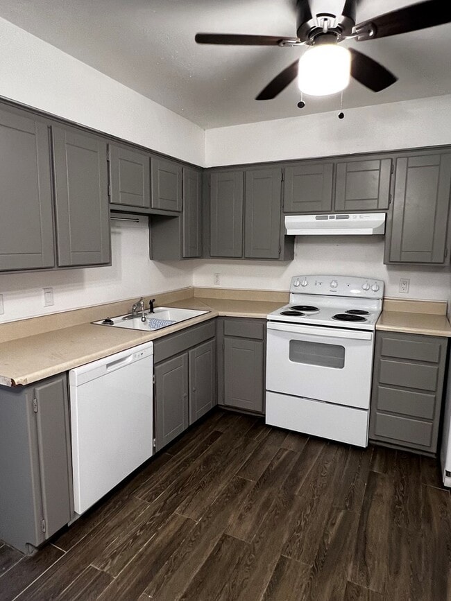 Building Photo - 728 SW 7th Pl