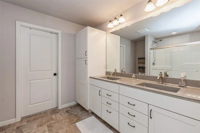 Building Photo - NE 2 bedroom 2 bath condo with large deck ...