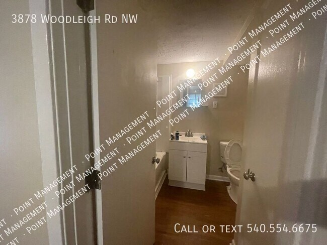 Foto del edificio - 3878 Woodleigh Rd NW