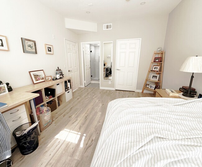 Foto del edificio - 5051 Rosewood Ave