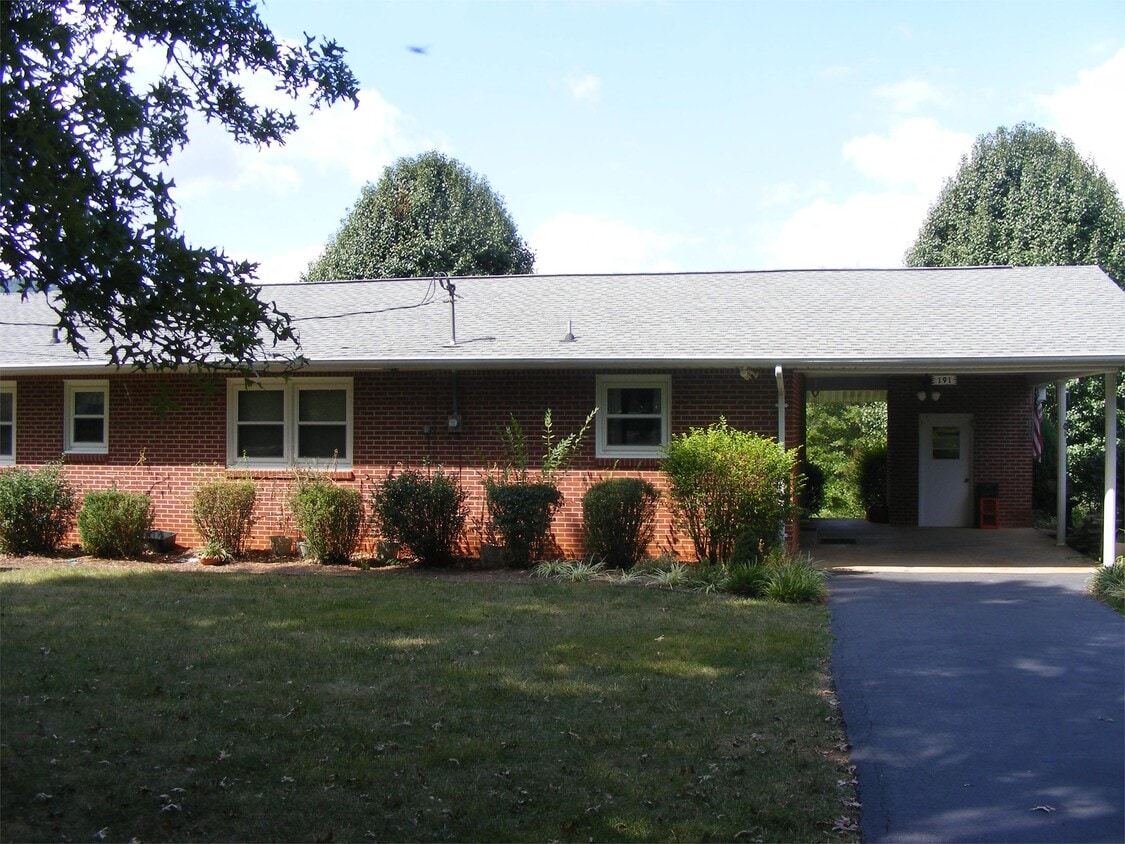191 Rolling Green Dr, Sylva, NC 28779 House Rental in Sylva, NC