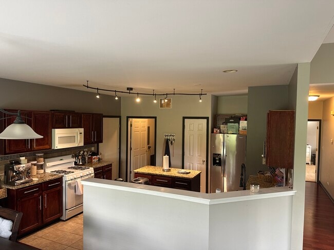 Kitchen - 1049 Parkhill Cir