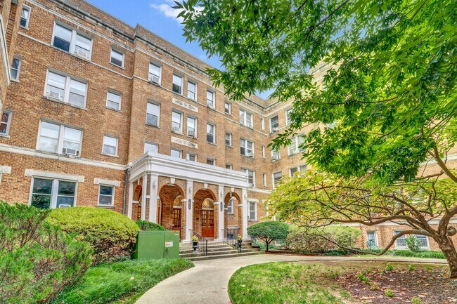 Foto del edificio - 1820 Clydesdale Pl NW