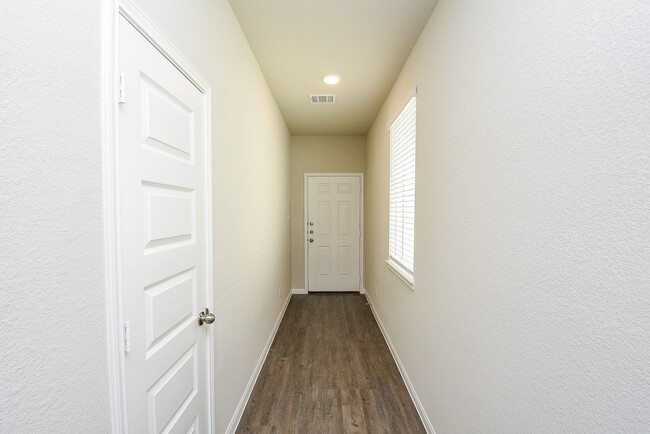 Building Photo - 14042 Chinook Dr