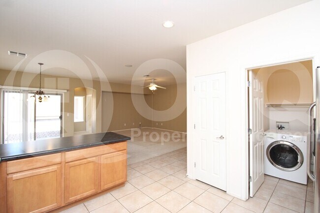 Foto del edificio - 45197 W Mescal Dr