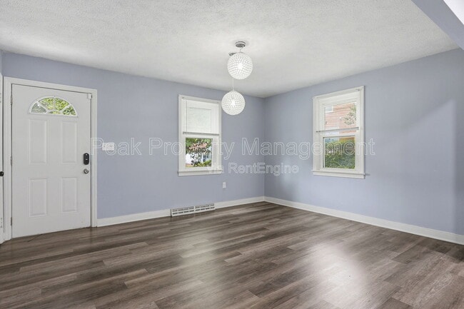 Building Photo - 421 St Luke St