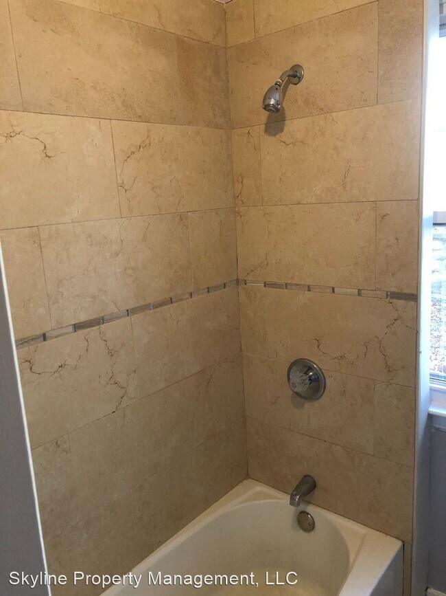 Building Photo - 5 br, 2 bath House - 107 Lounsbury Avenue
