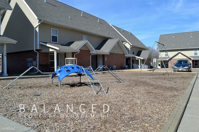 Building Photo - 3 br, 1.5 bath Townhome - 1178 SW Buchanan St