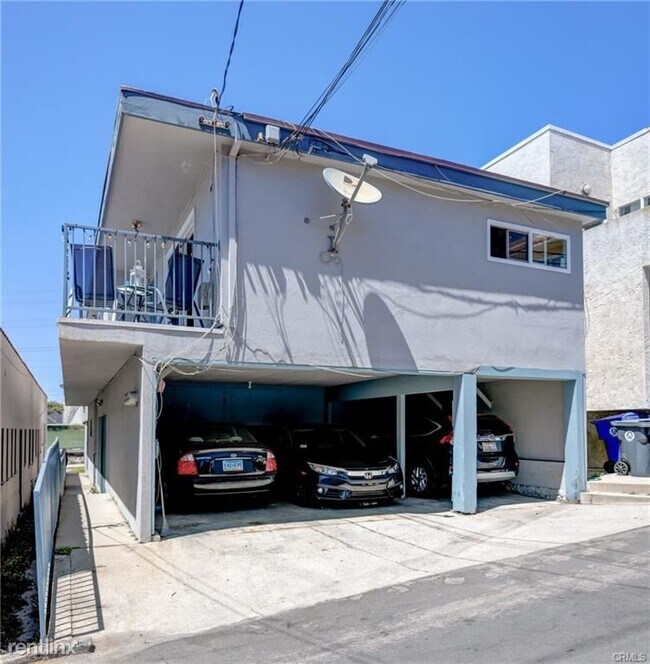 Building Photo - 2 br, 1 bath Triplex - 440 Rosecrans Ave A...
