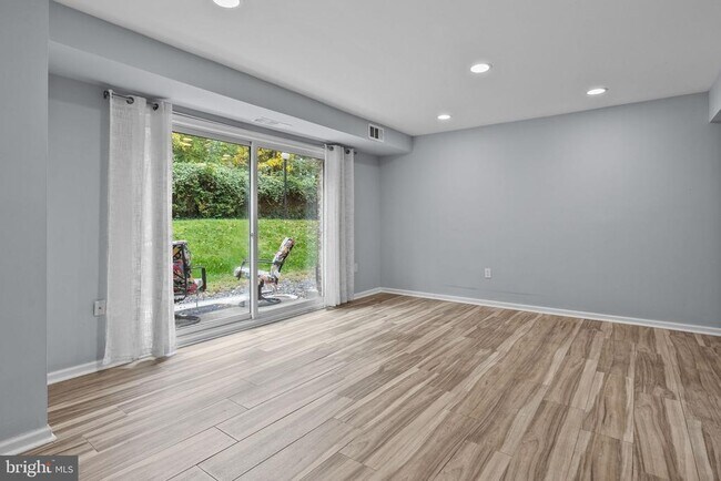 Building Photo - 2201 Strahle St