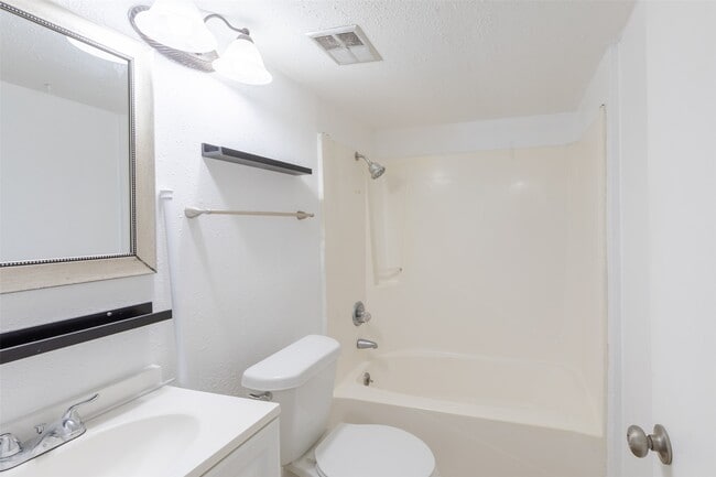 Building Photo - 15919 Golf Club Dr