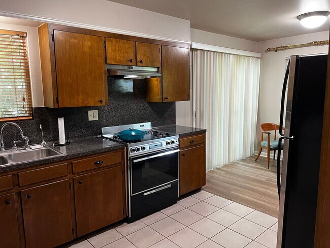 Foto del edificio - 3 Bedrooms, 1 Bathroom, Brick home , Carpo...
