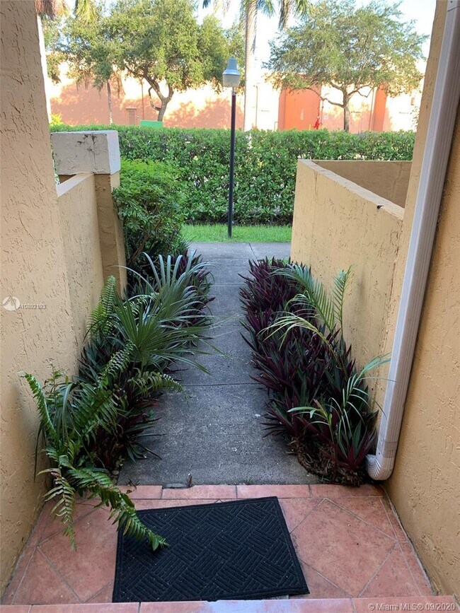 Foto del edificio - 325 NW 84th Ct