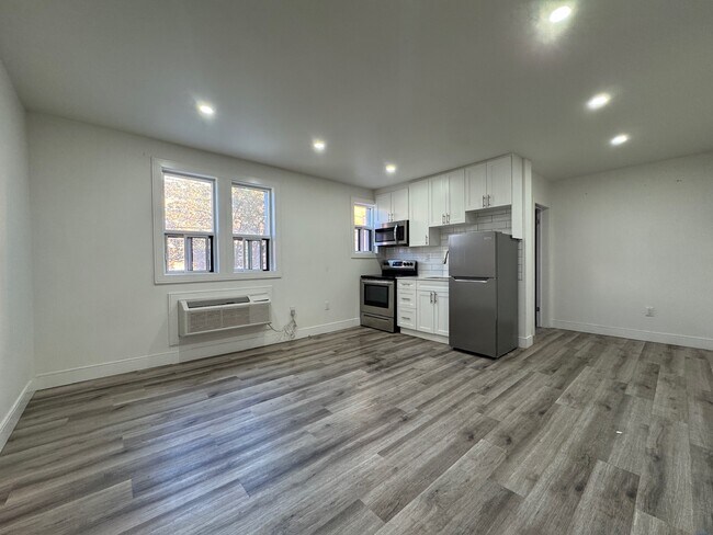 Building Photo - Beautifully Renovated 1 Bedroom 1 Bathroom Unit!