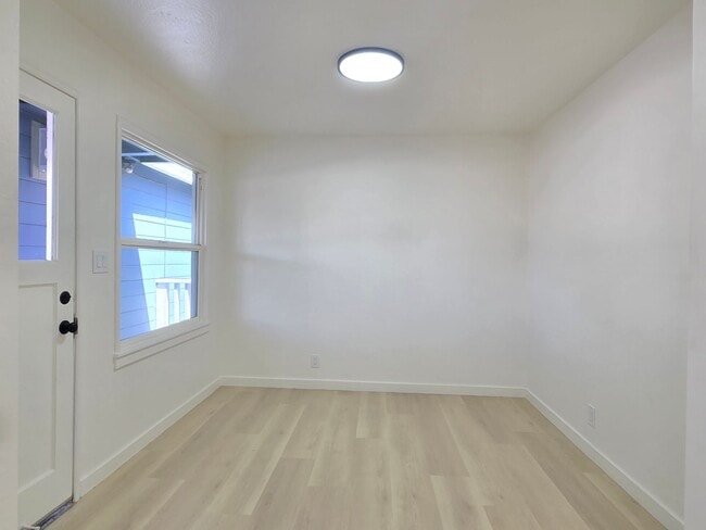 Building Photo - 675 Johanna Ave