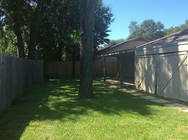 Building Photo - 1326 Pinecroft Dr