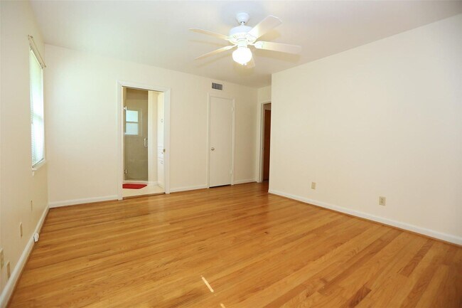 Building Photo - Wonderful mid century one story home, rece...