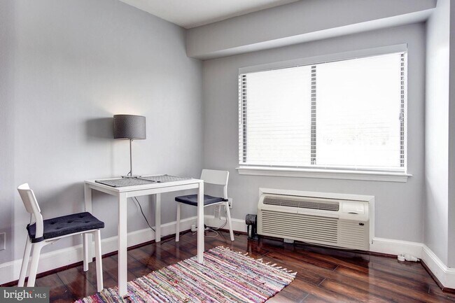 Foto del edificio - 1825 T St NW