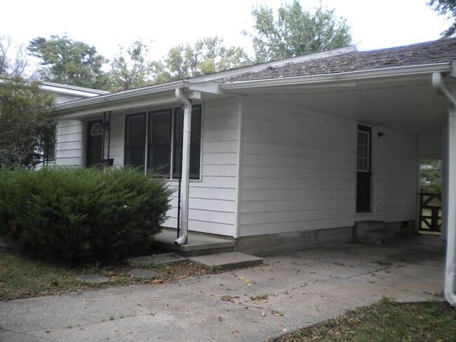 Building Photo - Pet Friendly 3 bedroom, 1 bath