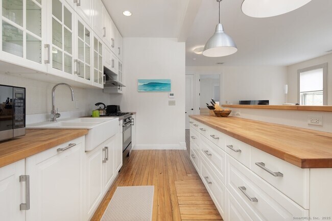 Building Photo - 31 Sharon Rd