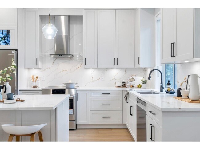 Photo du bâtiment - Beautiful 7-Bedroom, 6-Bath Home in Prime ...