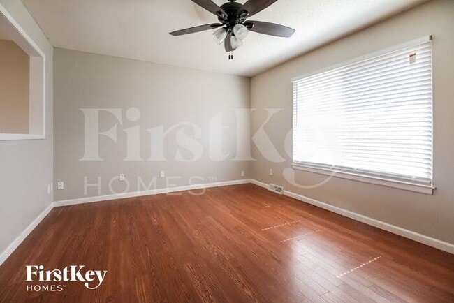 Building Photo - 301 NE Lakeview Dr