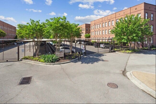 Estacionamiento con acceso controlado - 731 Litty Ct